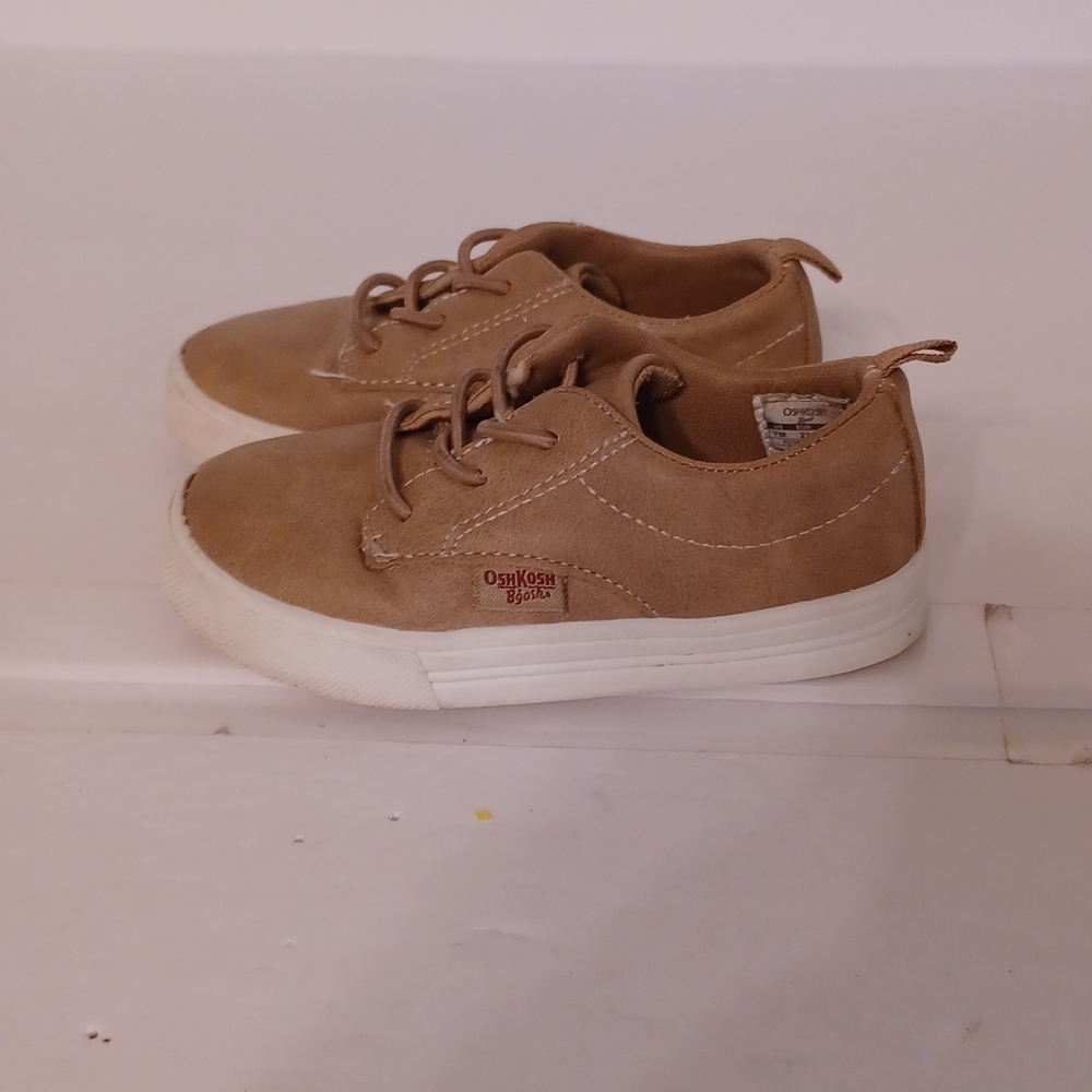 OshKosh B'gosh Tan Kids Sneakers no Shoe Strings Hanging Size 7.